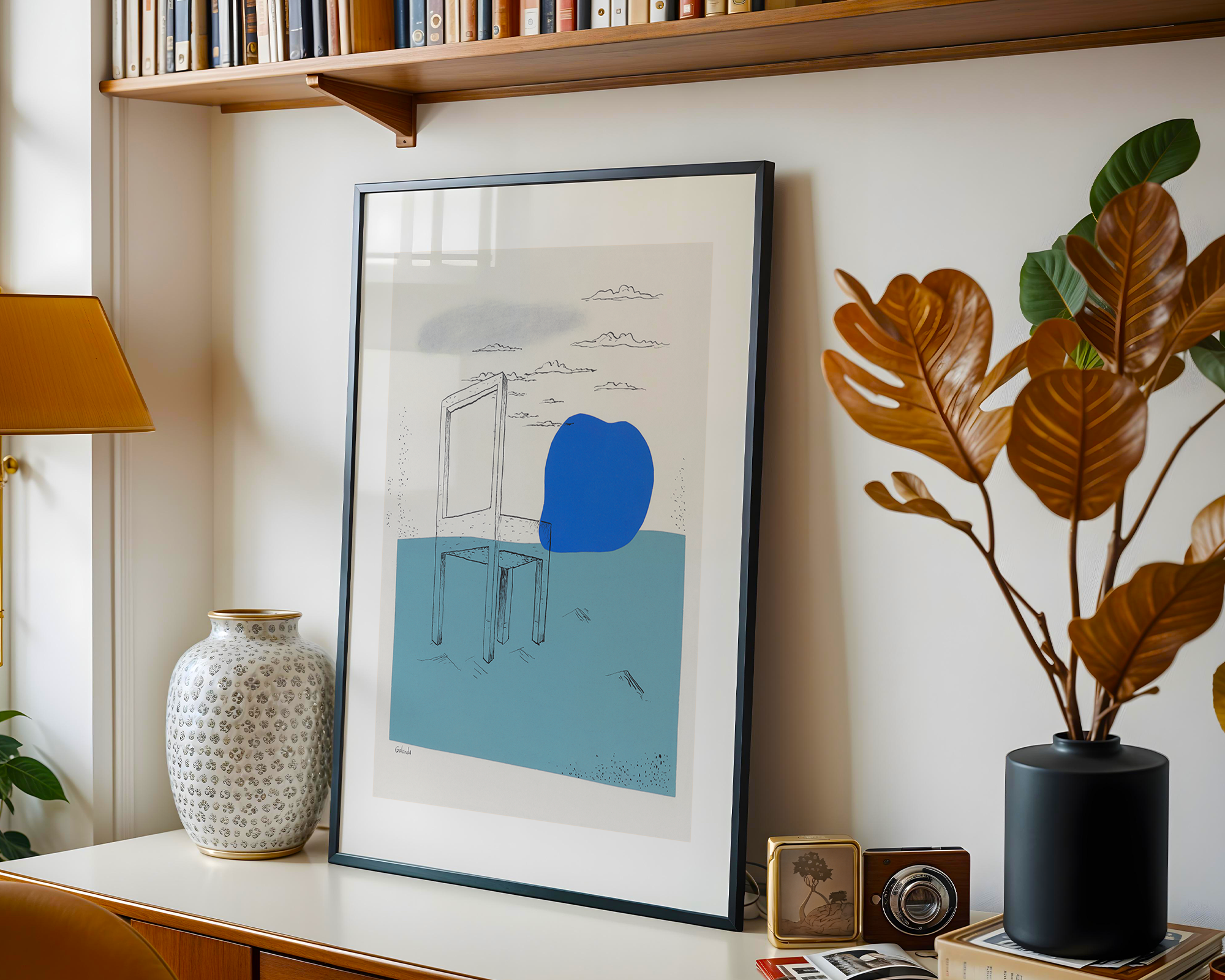 Affiche d’art moderne encadrée posée dans un intérieur lumineux, idéale pour une décoration murale minimaliste et élégante.