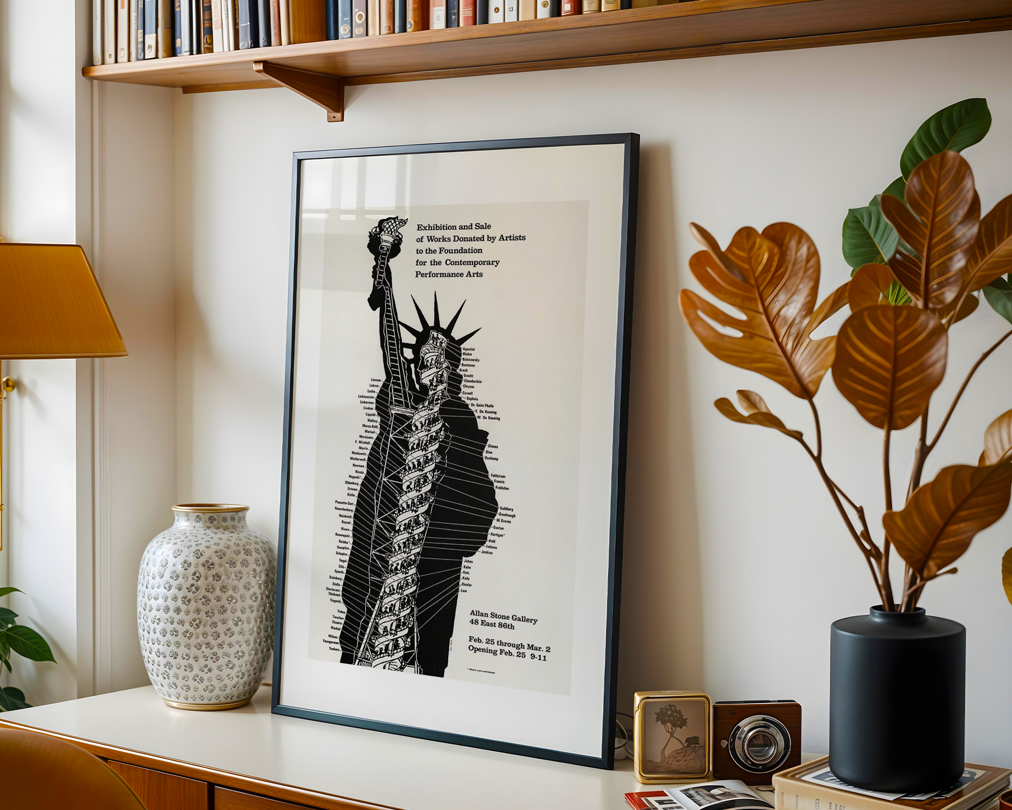 Affiche d’art moderne noir et blanc mise en situation dans un intérieur élégant et minimaliste.