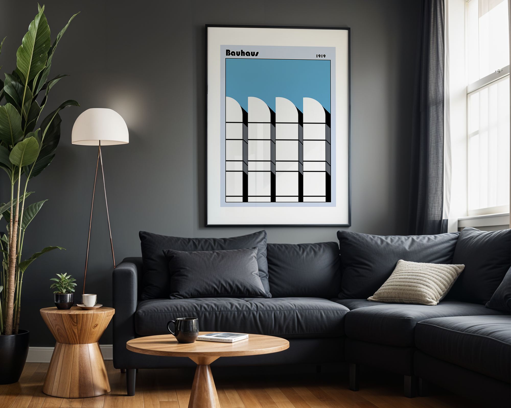 Poster Bauhaus 1919 encadre dans un salon contemporain sombre.