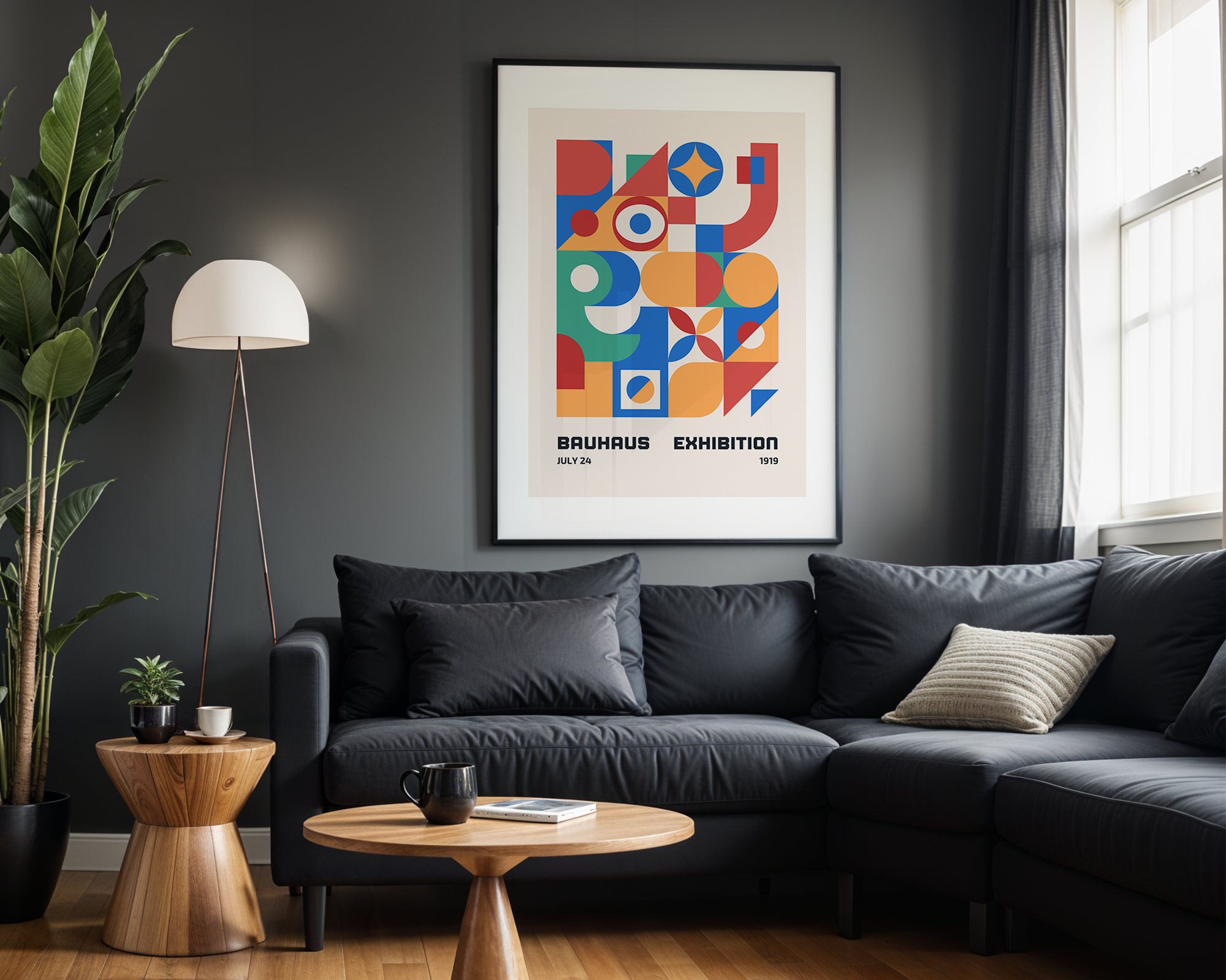 Poster Bauhaus multicolore encadre dans un salon contemporain sombre.