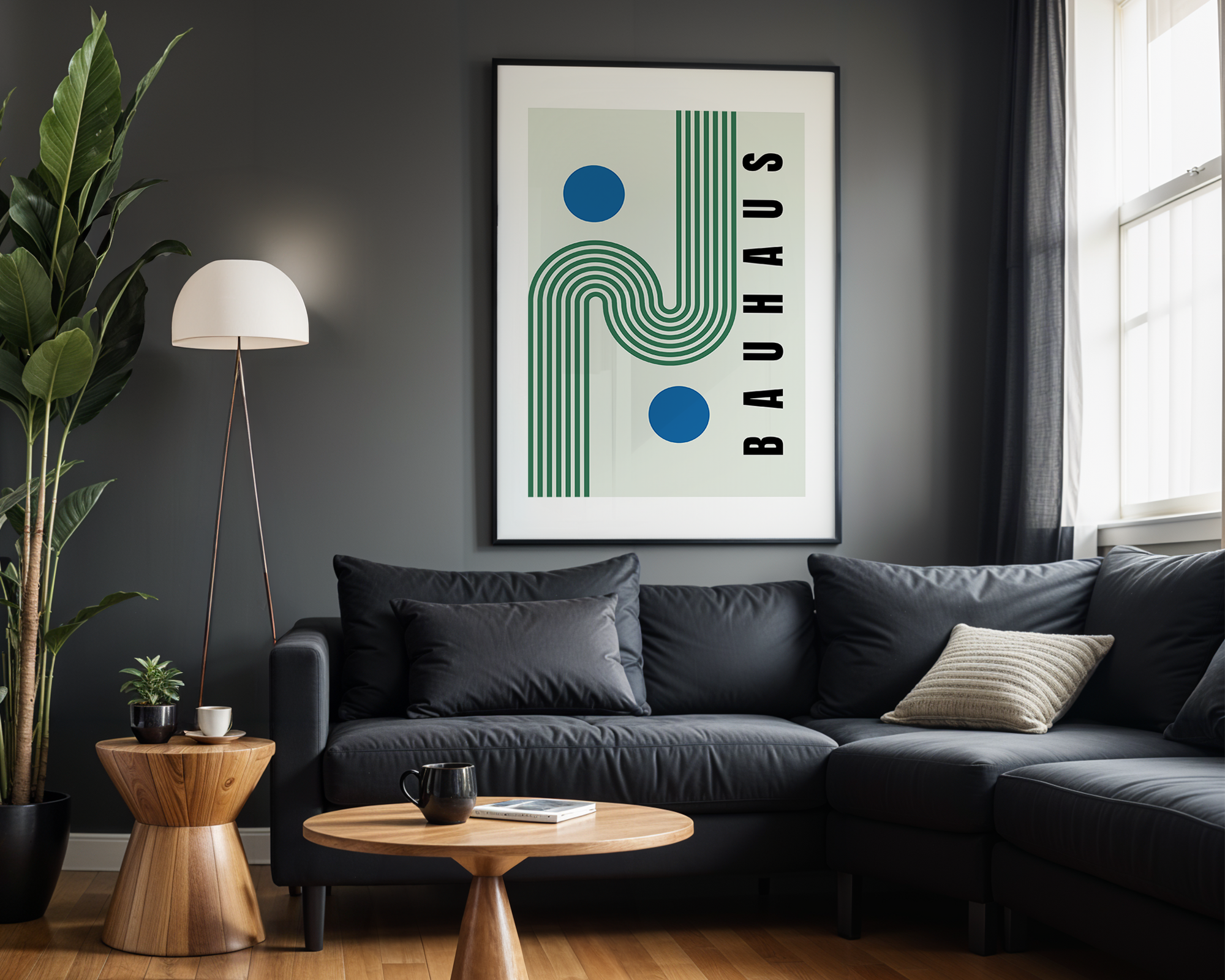 Poster Bauhaus encadre dans un salon contemporain aux tons sombres.