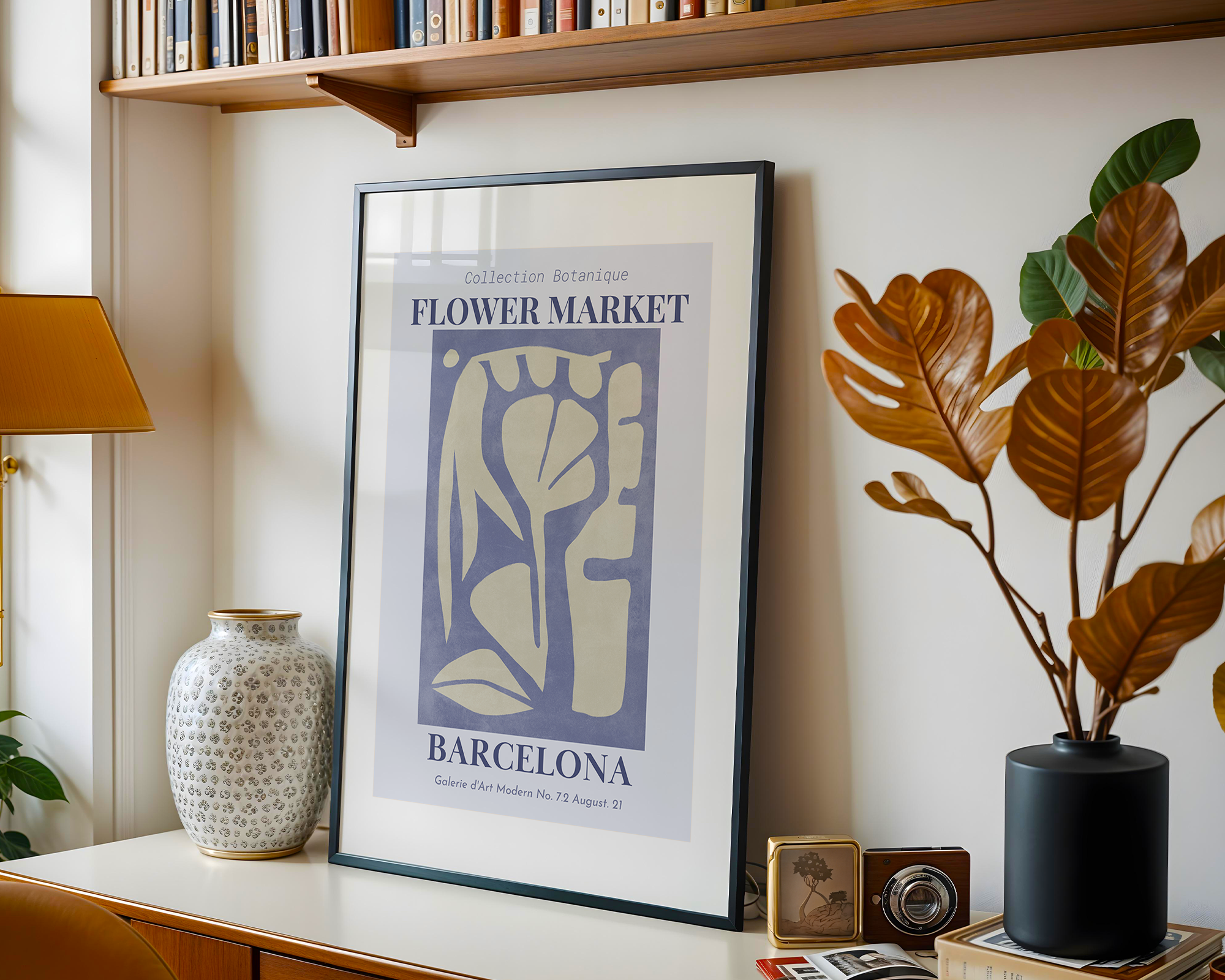 Affiche botanique Flower Market Barcelona mise en situation dans un intérieur chaleureux, parfaite pour une décoration murale moderne et raffinée.